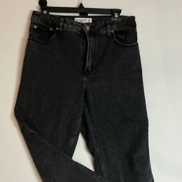 Abercrombie & Fitch Denim - Women’s Abercrombie & Fitch 29/8 The Mom High Rise Curve Love black denim